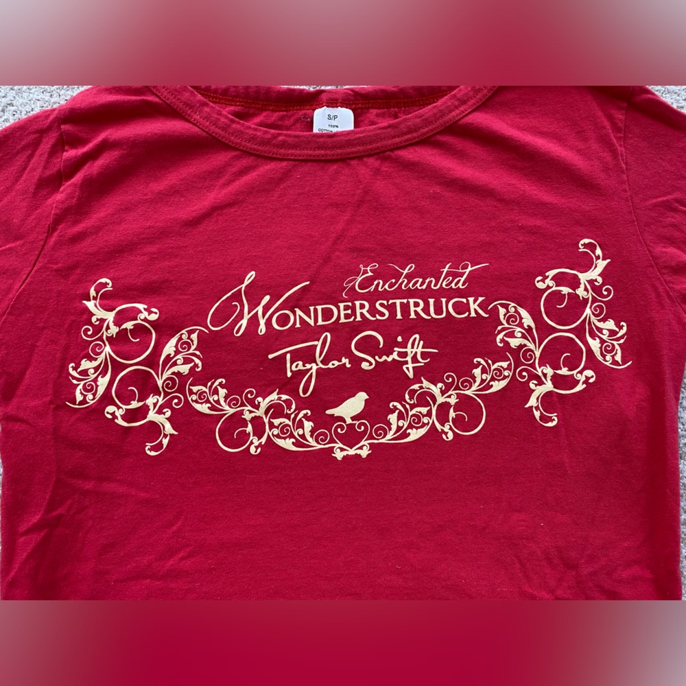Taylor Swift Small Red Enchanted Wonderstruck Tshirt - Picture 2 of 7